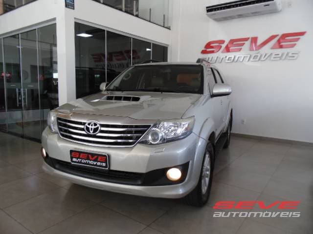 TOYOTA HILUX-SW4 SRV 4X4 AUTOMATICA 7 LUGARES
